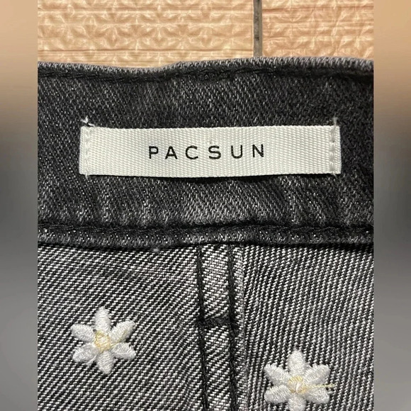 PacSun Daisy Embroidered Cut Off High Rise Shorts Women's Size 23 - Picture 5 of 7